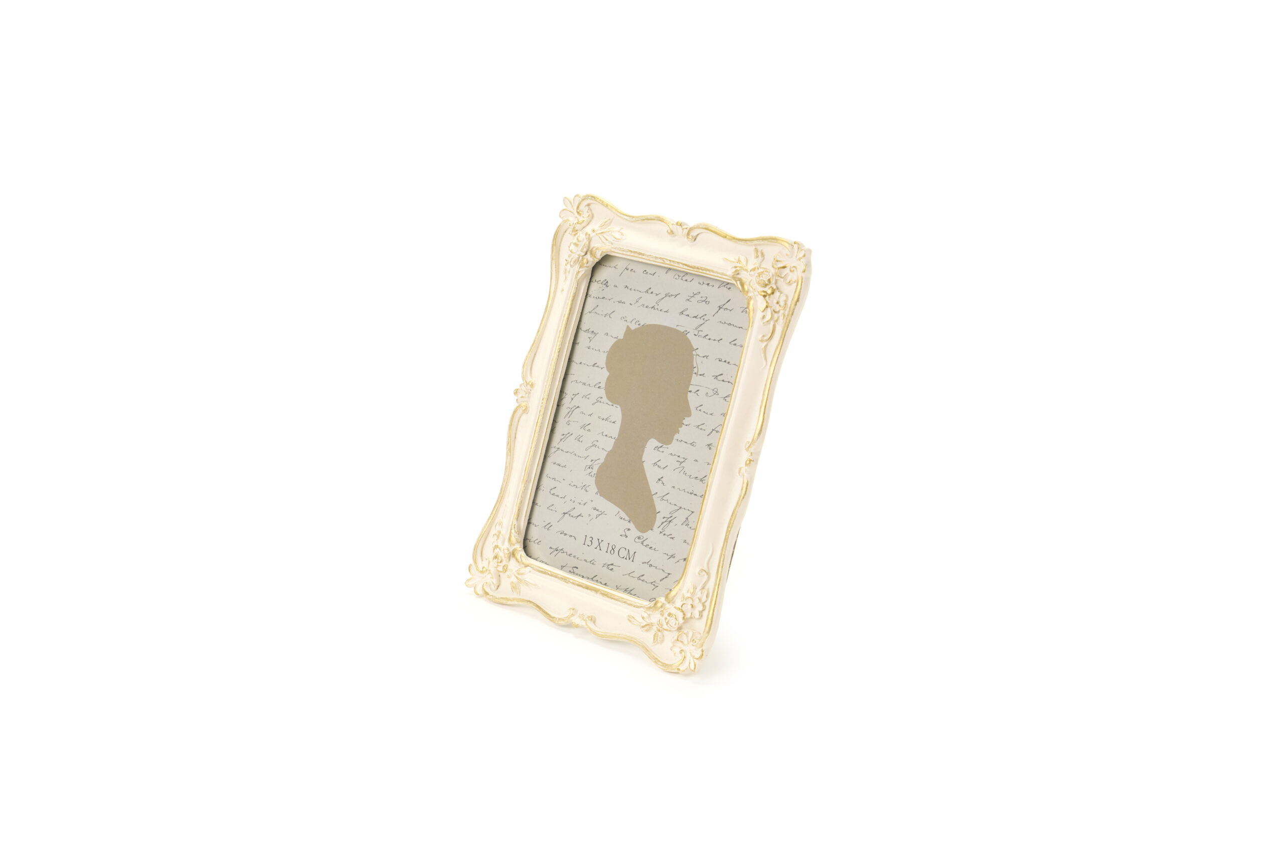 Valorizza i tuoi ricordi con la cornice Annette di Nuvole di Stoffa. In resina crema, stile Shabby Chic per foto 13x18 cm. Eleganza e romanticismo per la tua casa.